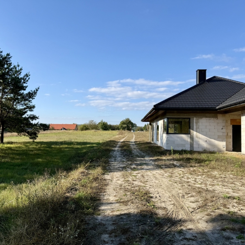 NA SPRZEDAŻ – przestronny dom jednorodzinny w malowniczej lokalizacji 🌿📍 Jeziernia, gm. Tomaszów Lubelski