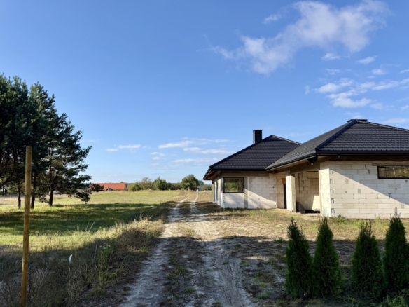 NA SPRZEDAŻ – przestronny dom jednorodzinny w malowniczej lokalizacji 🌿📍 Jeziernia, gm. Tomaszów Lubelski