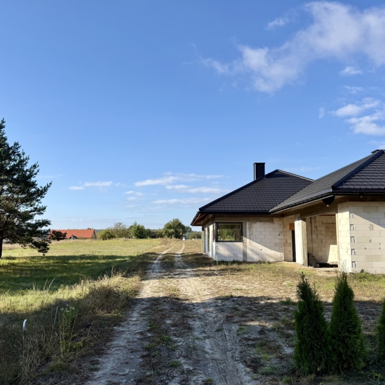 NA SPRZEDAŻ – przestronny dom jednorodzinny w malowniczej lokalizacji 🌿📍 Jeziernia, gm. Tomaszów Lubelski