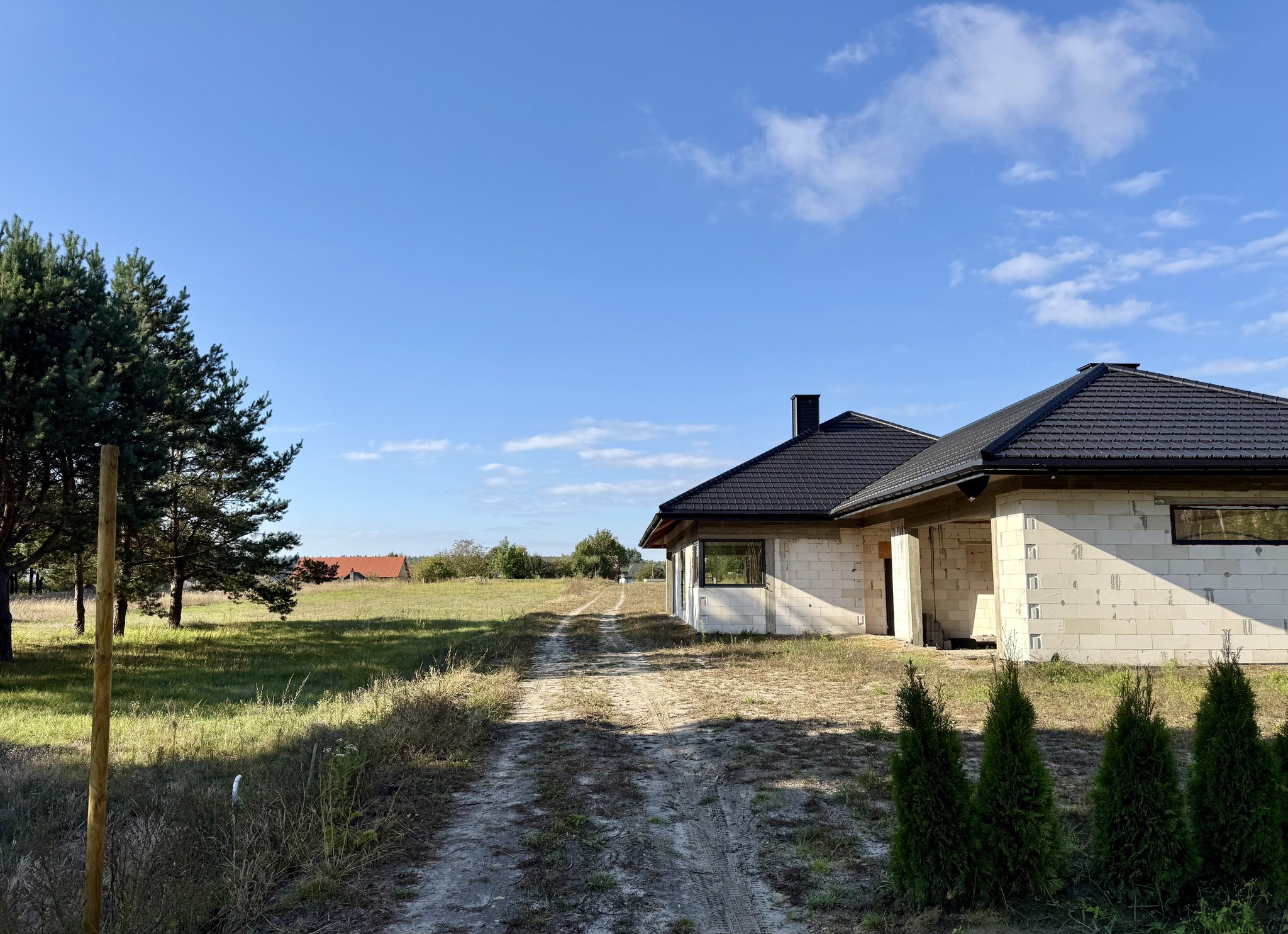 NA SPRZEDAŻ – przestronny dom jednorodzinny w malowniczej lokalizacji 🌿📍 Jeziernia, gm. Tomaszów Lubelski