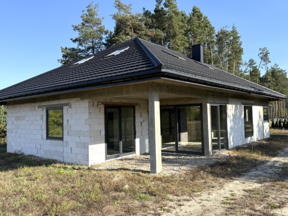 NA SPRZEDAŻ – przestronny dom jednorodzinny w malowniczej lokalizacji 🌿📍 Jeziernia, gm. Tomaszów Lubelski